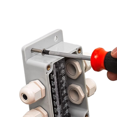 Scatola di giunzione impermeabile di distribuzione via cavo IP65 100*68*50mm con il montaggio della parete di modi dei blocchetti terminali 3