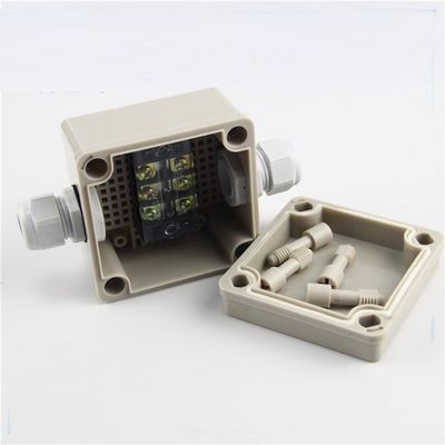 La scatola di giunzione elettrica del progetto di recinzione di Pastic 86*84*60mm con i connettori della ghiandola impermeabilizza